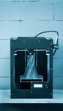 3D yazıcı yakından çalışıyor. Otomatik üç boyutlu 3D yazıcı