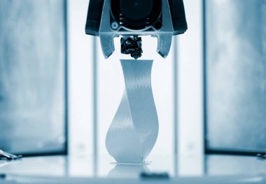 3D yazıcı yakından çalışıyor. Otomatik üç boyutlu 3D yazıcı