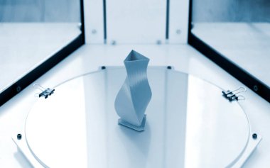 3D yazıcıda 3D yazıcı tarafından yazılan parlak mavi nesne.