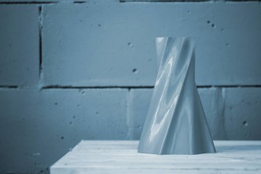 3D yazıcı yakından çalışıyor. Otomatik üç boyutlu 3D yazıcı