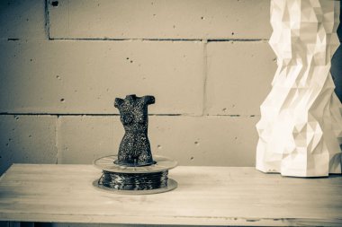 3D yazıcı yakından çalışıyor. Otomatik üç boyutlu 3D yazıcı