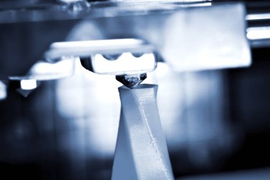 Modern 3D yazıcı yazıcı figürü yakın plan. Otomatik olarak üç boyutlu