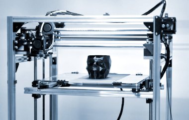 3d yazıcı tarafından basılmış siyah bir rengin soyut nesnesi.