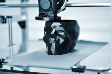 3d yazıcı tarafından basılmış siyah bir rengin soyut nesnesi.