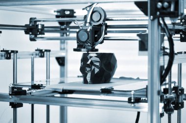3d yazıcı tarafından basılmış siyah bir rengin soyut nesnesi.
