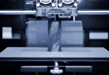 3D yazıcı çalışır ve sıcak erimiş plastikten bir nesne oluşturur