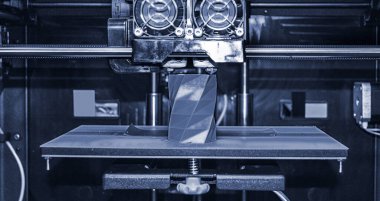 3D yazıcı çalışır ve sıcak erimiş plastikten bir nesne oluşturur