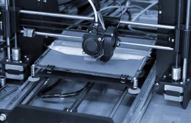 Modern 3D yazıcı yazıcı figürü yakın plan. Otomatik olarak üç boyutlu