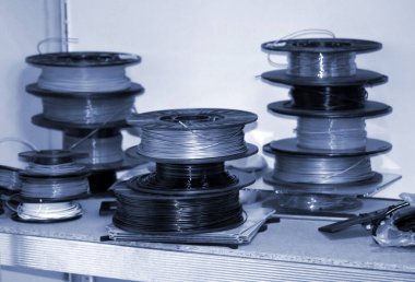 3D yazıcı için plastikle bobinler. Modern katkı teknolojisi bileşenleri