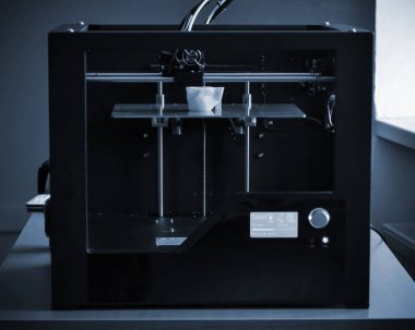 Nesneler 3D yazıcı tarafından basıldı. Otomatik üç boyutlu 3D yazıcı gerçekleştirir