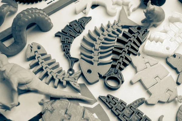 Modeller 3D yazıcı tarafından basıldı. 3D yazıcıya yazdırılmış parlak renkli nesneler