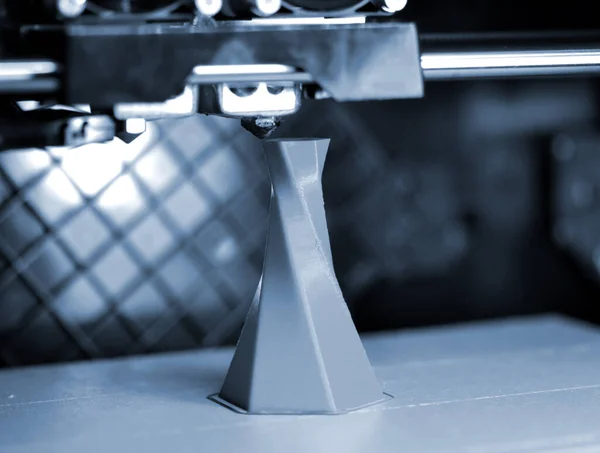 3D打印机打印孤立体积三角形物体蓝色灰色 — 图库照片
