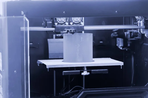 3D打印机打印熔融塑料蓝色灰色特写. — 图库照片