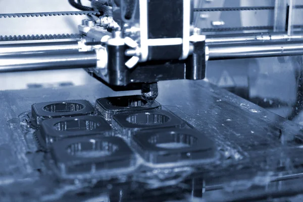 Σύγχρονη 3D εκτυπωτή εκτύπωση φιγούρα γκρο πλαν. Αυτόματη τρισδιάστατη — Φωτογραφία Αρχείου