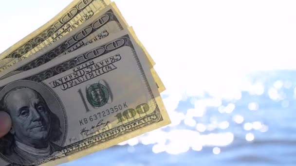 Notas de dólar no fundo do mar no dia ensolarado close-up. — Vídeo de Stock