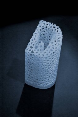 Siyah yüzey üzerindeki 3D yazıcıya yazdırılmış yeşil renkteki soyut nesne