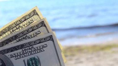 Güneşli bir günde arka planda dolar banknotları.