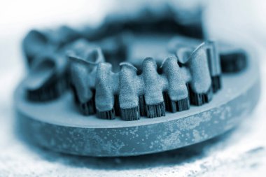 Isı tedavisinden sonra metal 3D yazıcıya yazdırılan nesne.