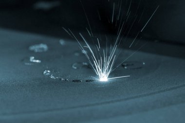 Metal, lazer etkisi altında istenen şekle dönüşür.