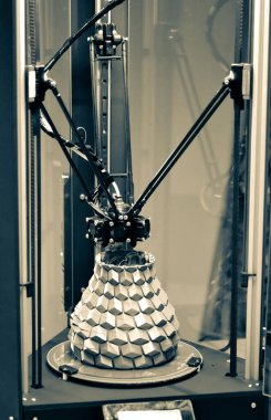 3d yazıcıda basılan nesne üç eksenli 3d yazıcının masaüstünde duruyor