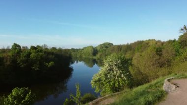 Uçağı tepenin üstünde, yamaçta. Mavi nehir, ayna yansıtan yüzey