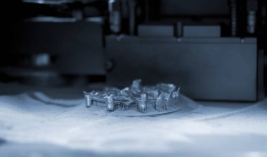 Metal için 3d yazıcıya yazdırılmış nesne platformu yazılıyor