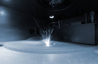 Metal baskı yapan 3D yazıcı. Metal için lazer sinterleme makinesi.