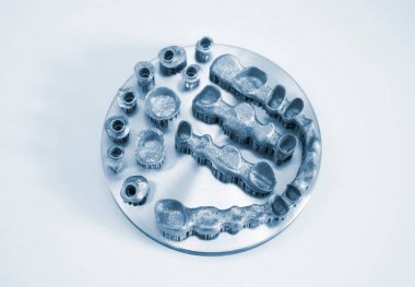 Metal 3d yazıcıya basılan nesne izole edildi.