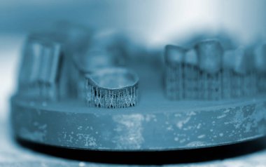 Isı tedavisinden sonra metal 3D yazıcıya yazdırılan nesne.