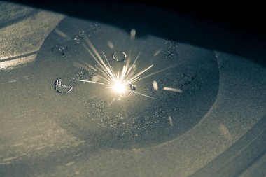 Metal için lazer sinterlama makinesi. Metal yazdıran 3B yazıcı.