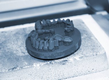 Isı tedavisinden sonra metal 3D yazıcıya yazdırılan nesne.