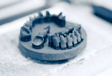 Isı tedavisinden sonra metal 3D yazıcıya yazdırılan nesne.