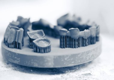 Isı tedavisinden sonra metal 3D yazıcıya yazdırılan nesne.