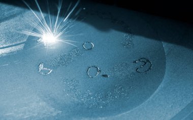 Metal için lazer sinterlama makinesi. Metal yazdıran 3B yazıcı.