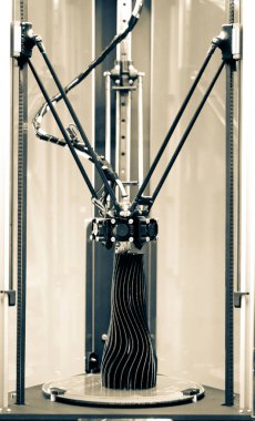 3D yazıcı siyah vazonun bir modelini yazdırdı