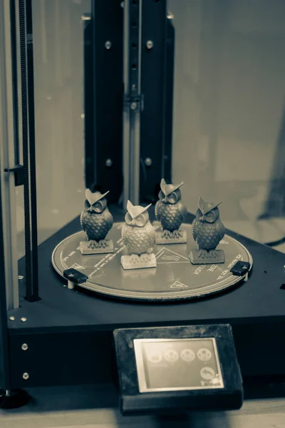 Modely ve formě sovy stojí uvnitř tříosé 3D tiskárny — Stock fotografie