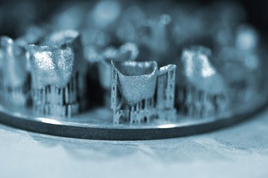 Metal için 3d yazıcıya yazdırılmış nesne platformu yazılıyor