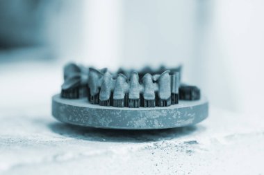 Isı tedavisinden sonra metal 3D yazıcıya yazdırılan nesne.