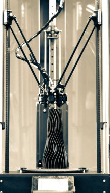 Üç eksenli 3d yazıcı siyah vazo şeklinde bir nesne oluşturur