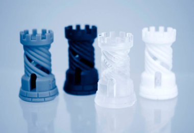 3D yazıcıya yazdırılmış dört nesne fotopolymer.