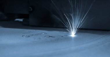 Metal için lazer sinterlama makinesi. Metal yazdıran 3B yazıcı.