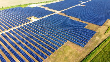 Güneş enerjisi istasyonu panelleri üzerinde hava aracı görüntüleme uçuşu.
