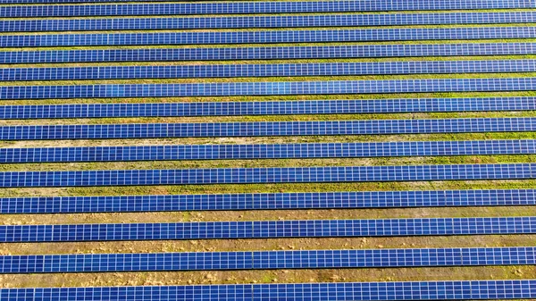 Avión teledirigido vista vuelo sobre paneles de la central solar. —  Fotos de Stock