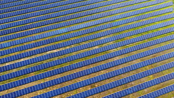 Güneş enerjisi istasyonu panelleri üzerinde hava aracı görüntüleme uçuşu.