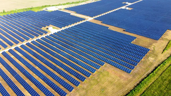 Güneş enerjisi istasyonu panelleri üzerinde hava aracı görüntüleme uçuşu.