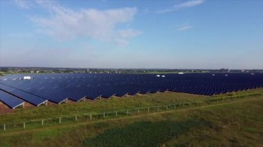 Güneş enerjisi istasyonu panelleri üzerinde hava aracı görüntüleme uçuşu.