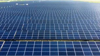 Güneş enerjisi istasyonu panelleri üzerinde hava aracı görüntüleme uçuşu.