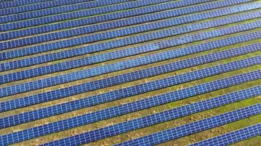 Güneş enerjisi istasyonu panelleri üzerinde hava aracı görüntüleme uçuşu.