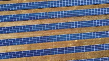 Güneş enerjisi istasyonu panelleri üzerinde hava aracı görüntüleme uçuşu.