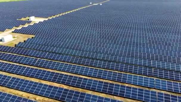 Flygdrönare visa flygning över solkraftverk paneler. — Stockvideo
